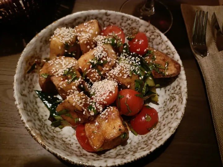 Тёплое блюдо с кунжутом, черри и зеленью