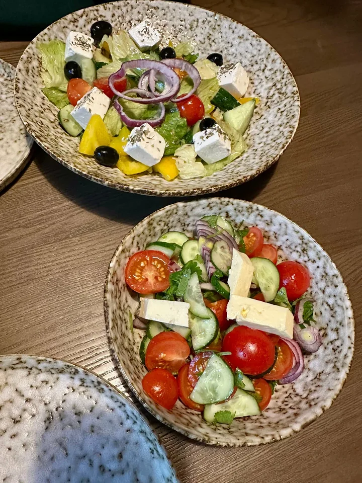 Свежие салаты с брынзой, помидорами и оливками